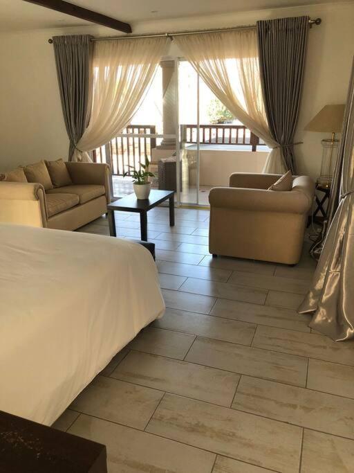 Holiday home Red Cascade - Luxury 4 Bedrooms -solar And Aircons