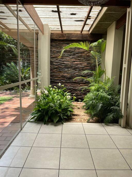 Holiday home Red Cascade - Luxury 4 Bedrooms -solar And Aircons Hartbeespoort