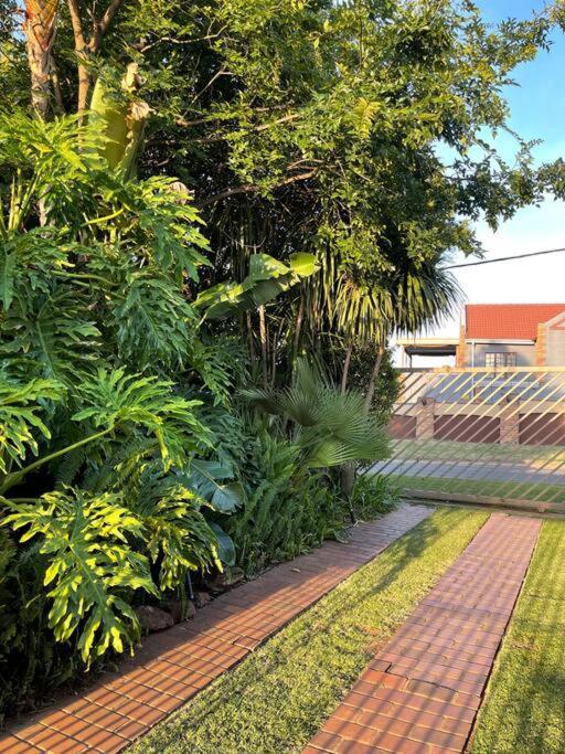 Holiday home Red Cascade - Luxury 4 Bedrooms -solar And Aircons Hartbeespoort